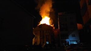 BURSA (AA) – Bursa'nın İnegöl ilçesinde 5 katlı binanın çatısında