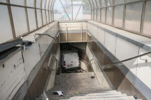 BURSA (AA) – Bursa'nın Osmangazi ilçesinde metro alt geçidine giren