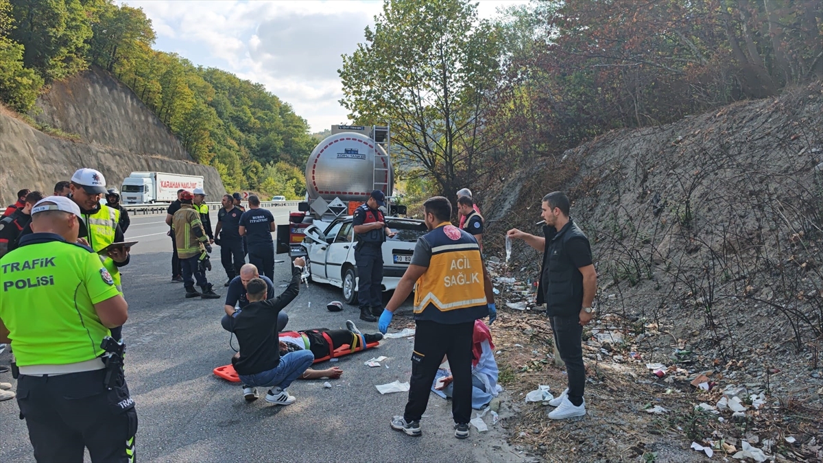 Bursa'da otomobilin park halindeki tankere çarptığı kazada 5 kişi yaralandı