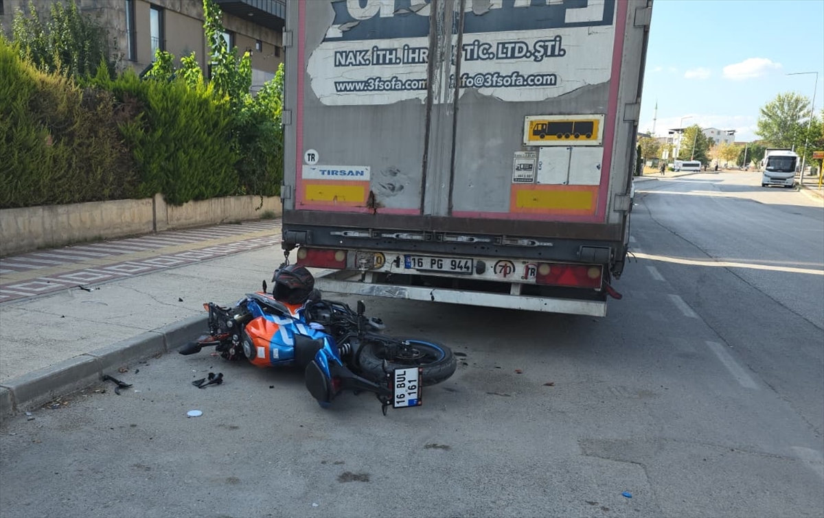 Bursa'da park halindeki tıra çarpan motosikletin sürücüsü ağır yaralandı