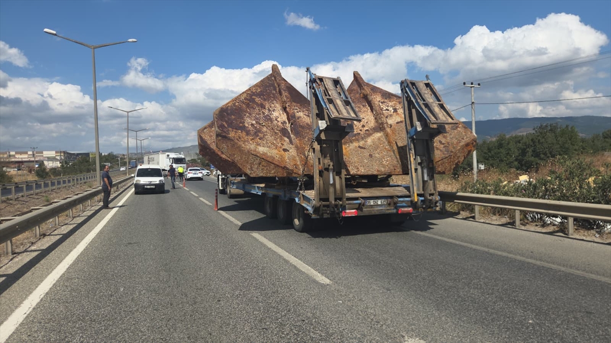 Bursa'da yolcu otobüsü tırdaki gemi çapasına çarptı, 3 kişi yaralandı