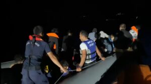 ÇANAKKALE (AA) – Çanakkale'nin Ayvacık ilçesinde 43 düzensiz göçmen yakalandı.