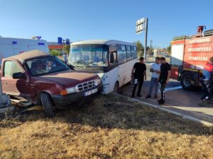 ÇANAKKALE (AA) – Çanakkale'nin Bayramiç ilçesinde işçi servisiyle kamyonetin çarpışması