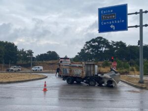 ÇANAKKALE (AA) – Çanakkale'nin Ayvacık ilçesinde kamyon ile kamyonetin çarpışması