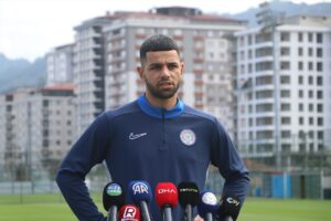 - "İnşallah 3 puanı alıp taraftarlarımızla kutlayacağız"