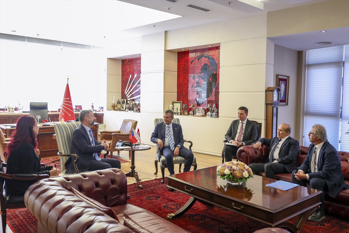 CHP Genel Başkanı Özel, Çekya'nın Ankara Büyükelçisi Stepanek ile görüştü