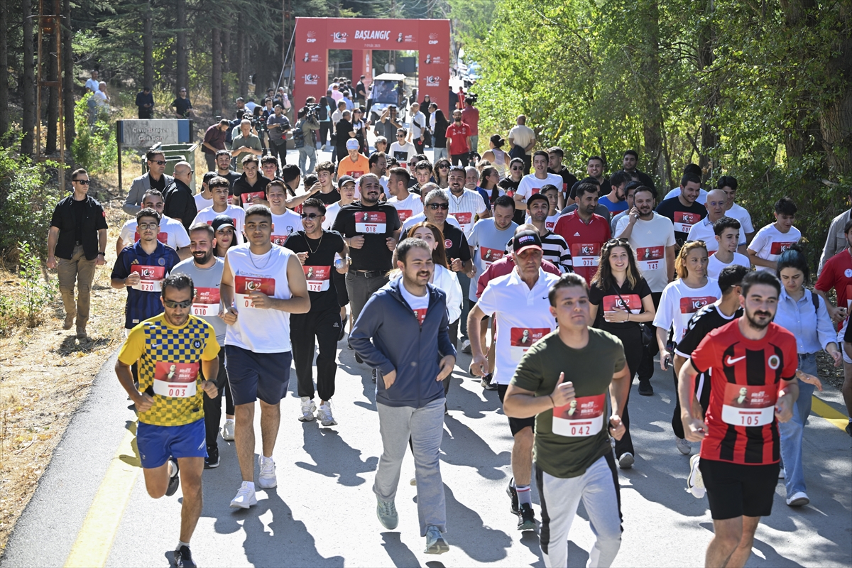 CHP Genel Başkanı Özel, “CHP 102. Yıl Koşusu”na katıldı