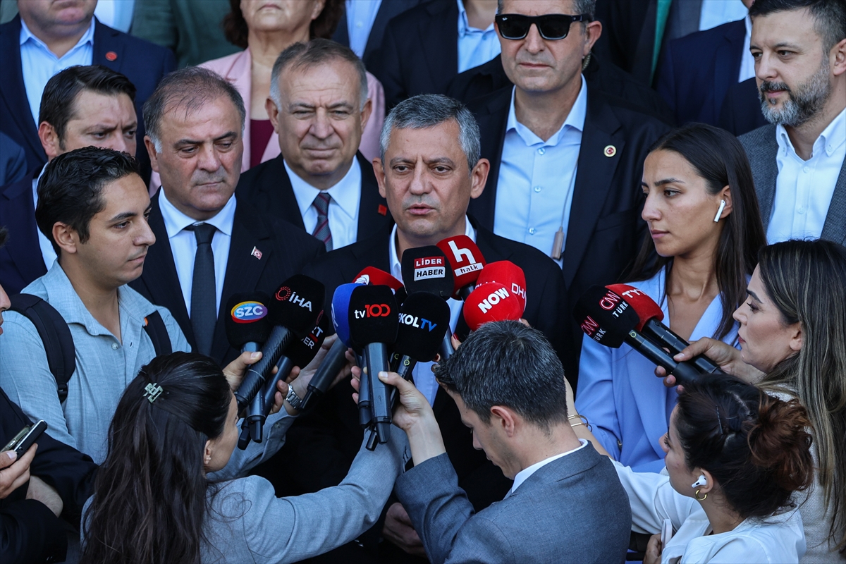 CHP Genel Başkanı Özel, İstanbul Adliyesi önünde konuştu: