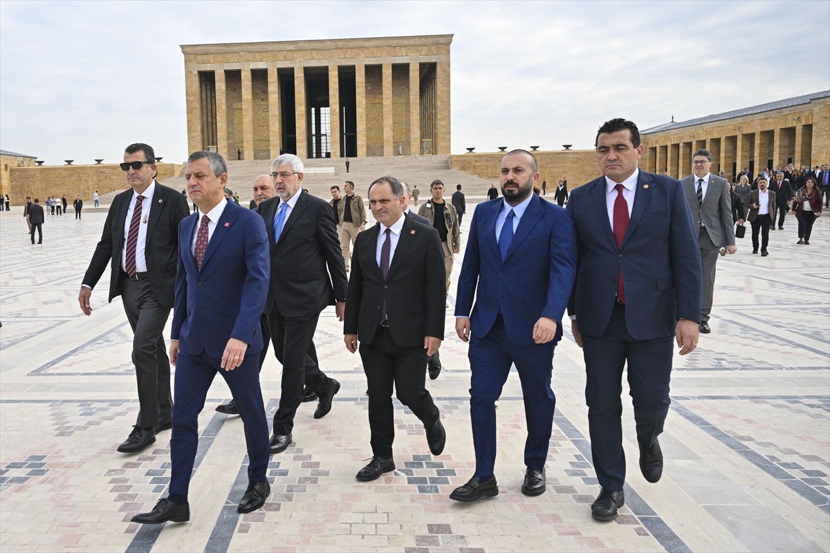 CHP Genel Başkanı Özel, yeni PM ve YDK üyeleriyle Anıtkabir'i ziyaret etti