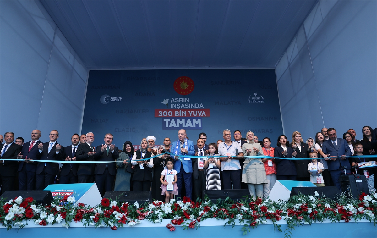 Cumhurbaşkanı Erdoğan:”(6 Şubat depremleri)Kaybettiğimiz vatandaşlarımızı geri getiremesek de kısa sürede enkazları kaldırdık yaraları sardık umutları sıfırdan yeşertmeyi başardık”