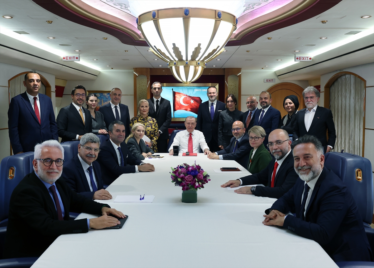 Cumhurbaşkanı Erdoğan, ABD dönüşü uçakta gazetecilerin sorularını yanıtladı: (1)