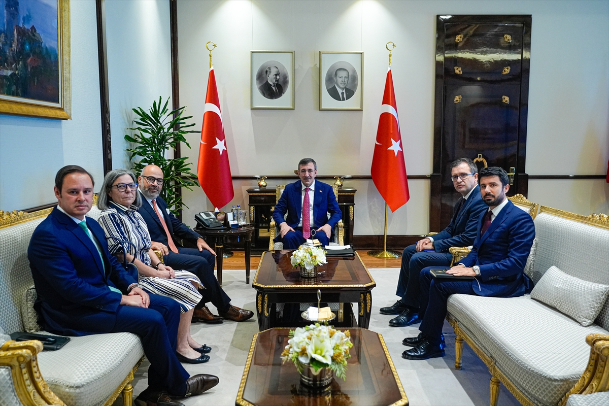 Cumhurbaşkanı Yardımcısı Yılmaz, Portekiz Altyapı ve Konut Bakanı Pinto Luz'u kabul etti