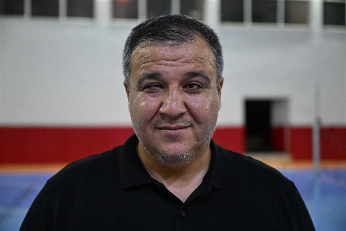 Depremde bacağını kaybetti, voleybolla hayata tutundu
