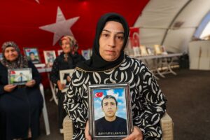 DİYARBAKIR (AA) – Dağa kaçırılan çocukları için eski HDP il