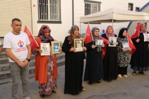 DİYARBAKIR (AA) – Diyarbakır annelerinin dağa kaçırılan çocukları için eski