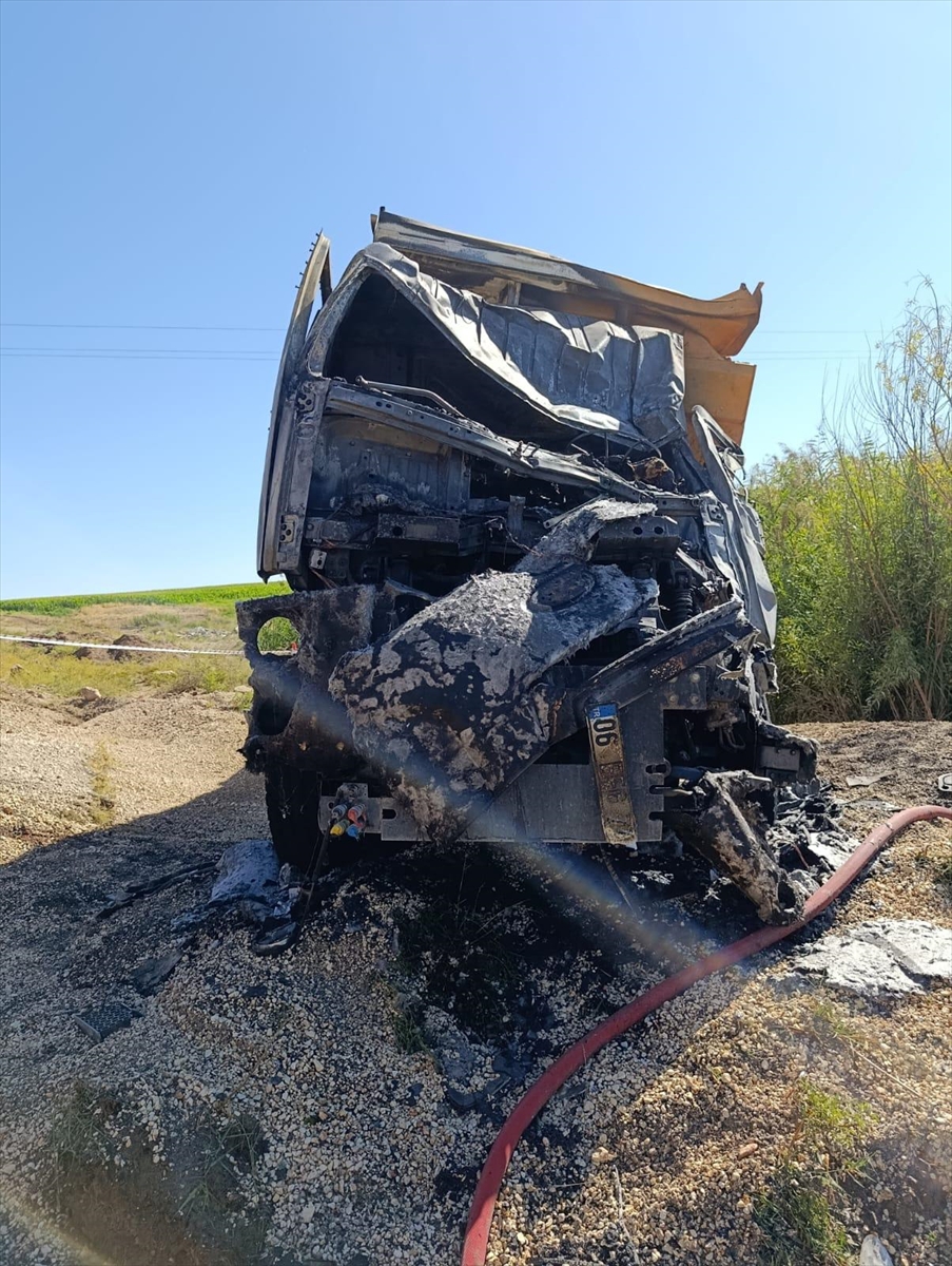 Diyarbakır'da şarampole devrilen kamyonun sürücüsü öldü