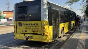 DİYARBAKIR (AA) – Diyarbakır'da yolcu minibüsünün, durakta bekleyen belediye otobüsüne