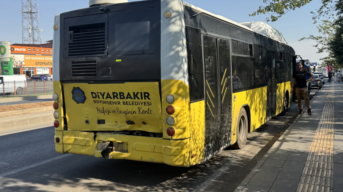 Diyarbakır'da yolcu minibüsünün belediye otobüsüne çarpması sonucu 25 kişi hafif yaralandı