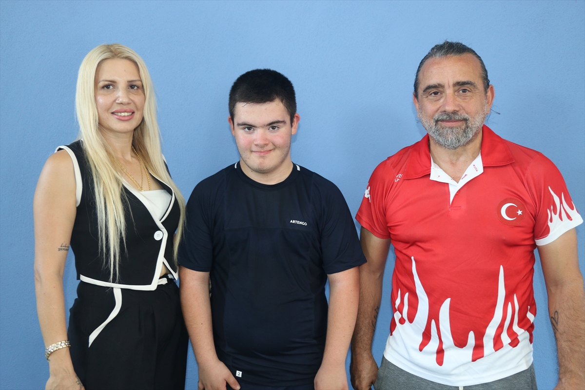 Down sendromlu masa tenisçi Göktuğ Onur, milli takıma girmek için raket sallıyor
