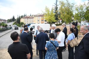 DÜZCE (AA) – Japonya'dan gelen akademisyenler, 12 Kasım 1999 Düzce