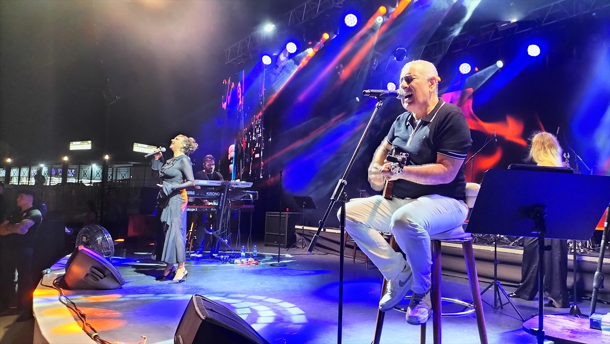 Eda ve Metin Özülkü çifti Antalya'da konser verdi