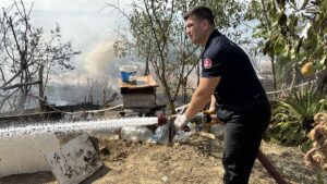 EDİRNE (AA) – Edirne'de otluk alanda çıkan yangın, yerleşim yerine