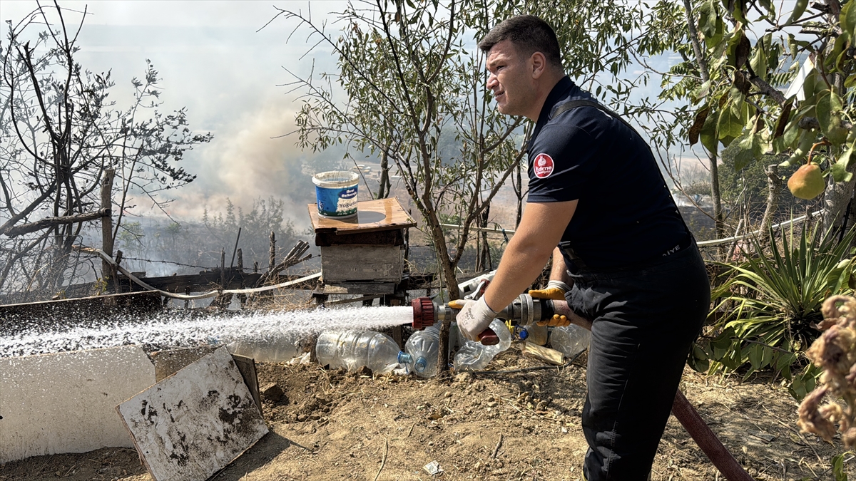 Edirne'de otluk alanda çıkan yangın evlere sıçramadan söndürüldü