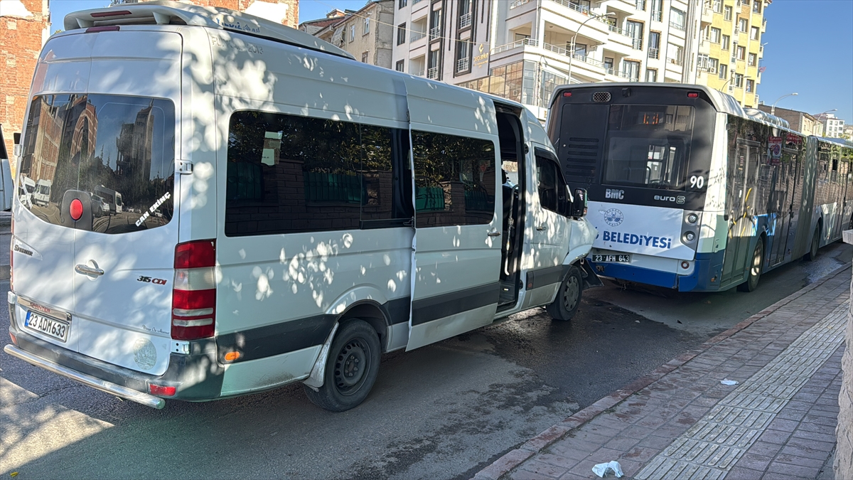 Elazığ'da belediye otobüsüne çarpan minibüsteki 8 kişi yaralandı