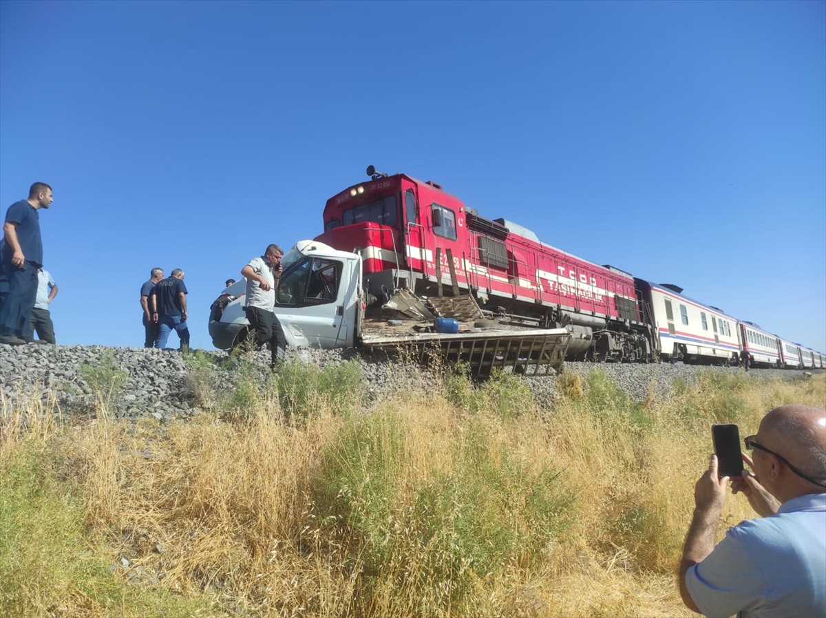Elazığ'da trenin hemzemin geçitte çarptığı kamyonetin sürücüsü yaralandı