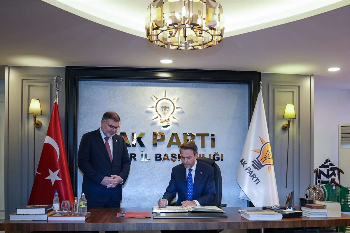 Enerji ve Tabii Kaynaklar Bakanı Bayraktar, İzmir'de ziyaretlerde bulundu
