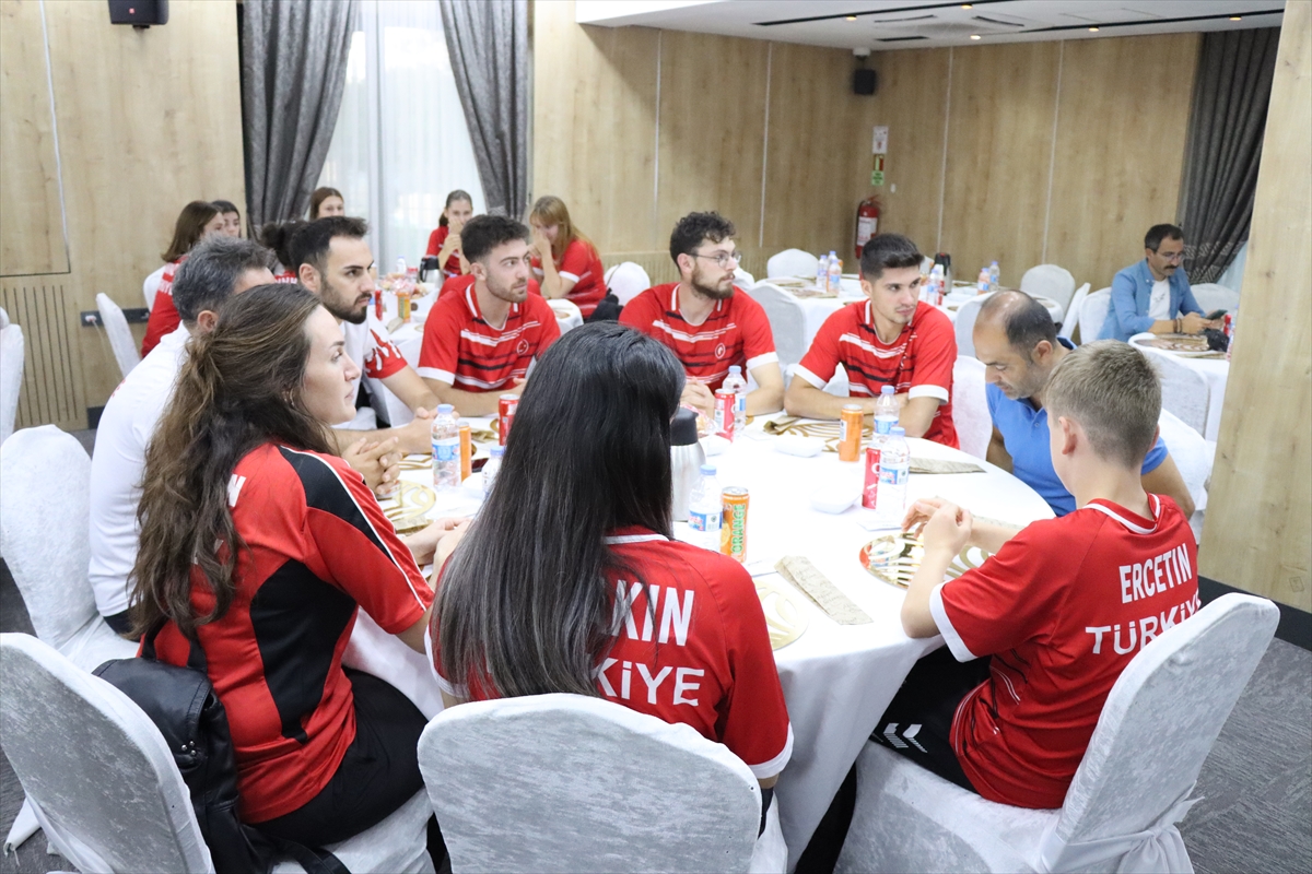 Erzincan Valisi Aydoğdu müsabakalarda derece elde eden sporcularla buluştu: