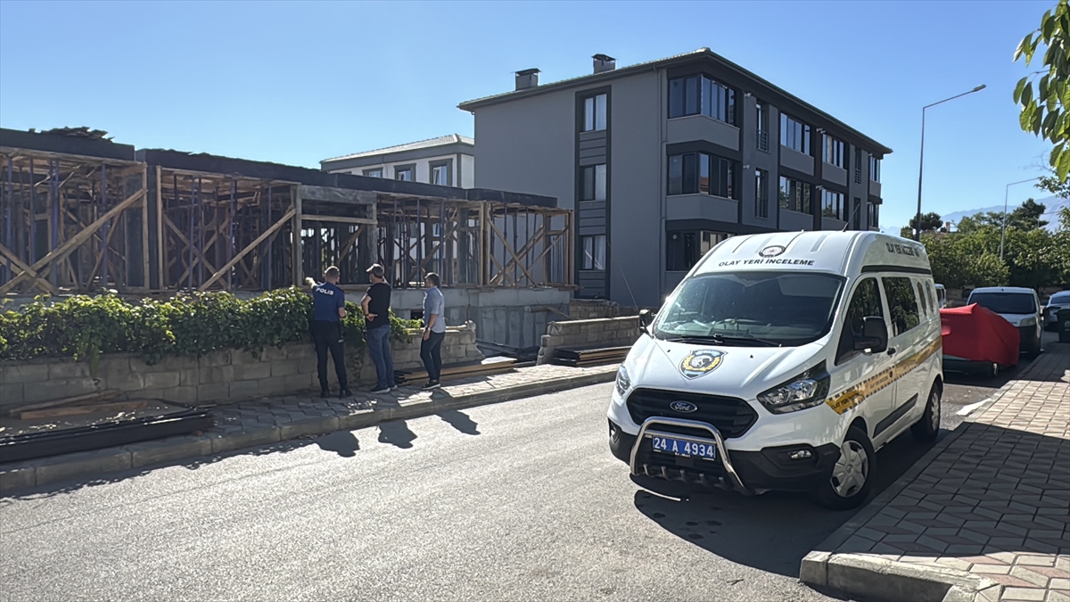 Erzincan'da inşaattan düşen işçi ağır yaralandı