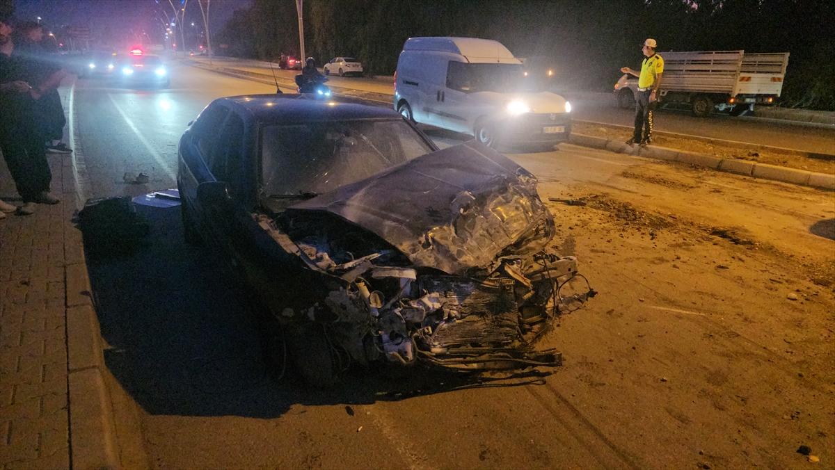 Erzincan'da otomobilin kamyonetle çarpışması sonucu 3 kişi yaralandı