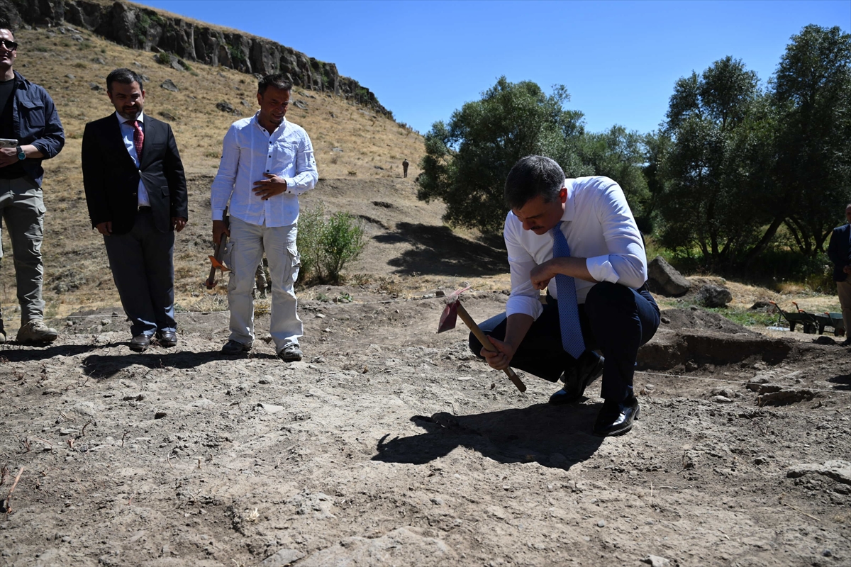 Erzurum Valisi Çiftçi, 5 bin yıl öncesine dayanan bulguların tespit edildiği höyükte inceleme yaptı