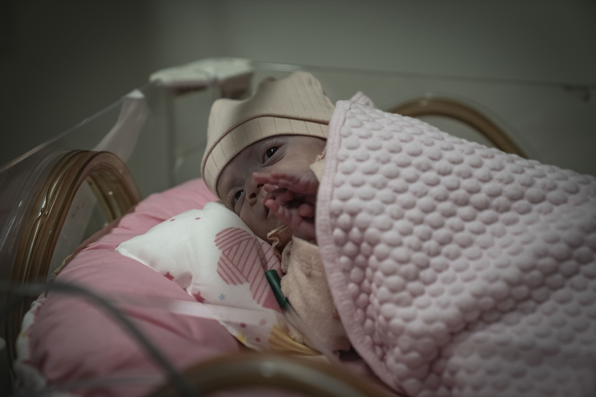 Erzurum'da 690 ve 780 gram doğan kızlar, aylar sonra ana kucağına kavuştu