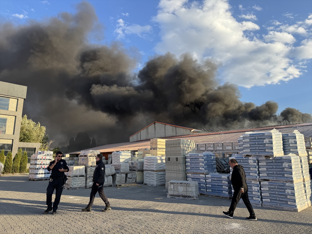 Erzurum'da boya üretim tesisinde çıkan yangına müdahale ediliyor