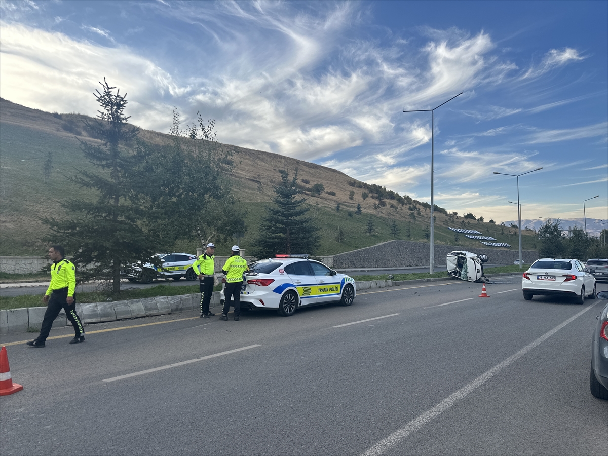 Erzurum'da takla atan otomobildeki 2 kişi yaralandı