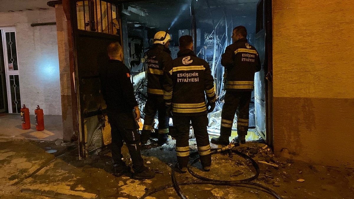 Eskişehir'de bir binanın deposunda çıkan yangın söndürüldü