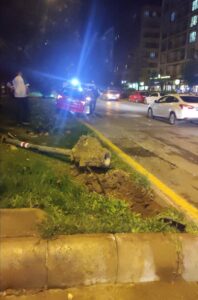 ESKİŞEHİR (AA) – Eskişehir'in Odunpazarı ilçesinde kaza sonrası savrulan otomobilin