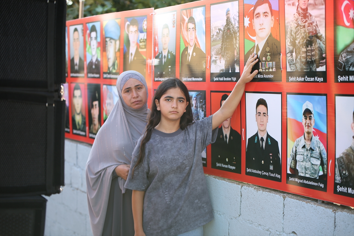 Evinin bahçesinde “Türkiye – Azerbaycan Şehitleri Fotoğraf Köşesi” oluşturdu