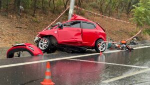 İSTANBUL (AA) – Eyüpsultan'da, kontrolden çıkarak aydınlatma direğine çarpan otomobilin