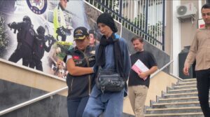 - Giyim mağazasındaki hırsızlık anı güvenlik kamerasınca kaydedildi