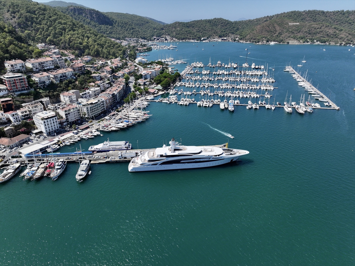 Fethiye'de mega yat “I Dynasty”a yakıt ikmali yapıldı