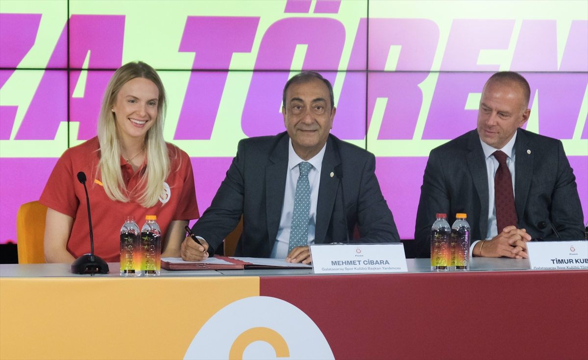 Galatasaray Daikin Kadın Voleybol Takımı'nın yeni transferleri için imza töreni yapıldı
