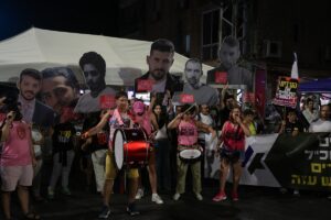 KUDÜS (AA) – Gazze'de tutulan İsrailli esirlerin aileleri ve aktivistlerden