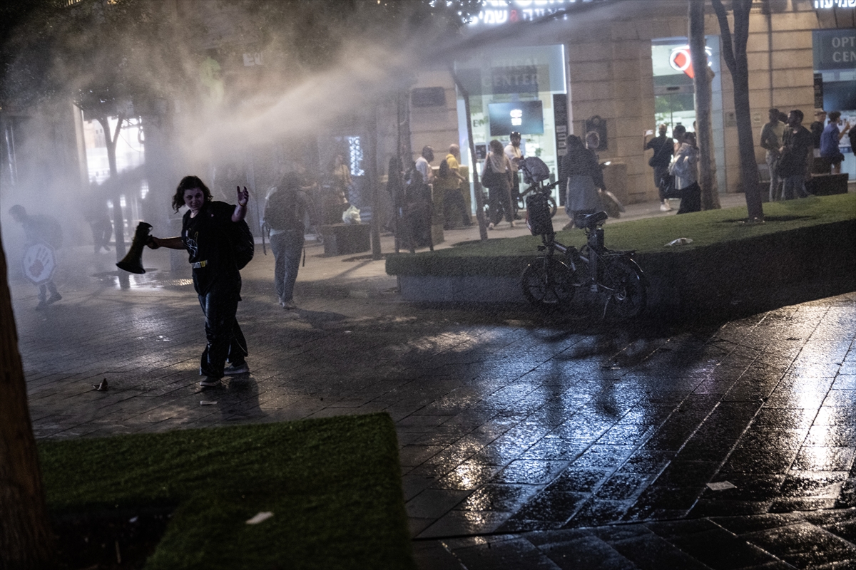 İsrail'de binlerce kişi, Netanyahu'nun konutunun önünde esir takası anlaşması talebiyle protesto düzenledi