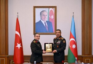 - Bayraktaroğlu, Azerbaycan Savunma Bakanı Hasanov ve Genelkurmay Başkanı Veliyev'le