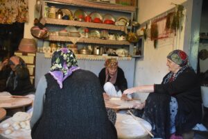 GÜMÜŞHANE (AA) – Gümüşhane'de kadınlar imece usulü kışlık yiyecekleri hazırlamaya