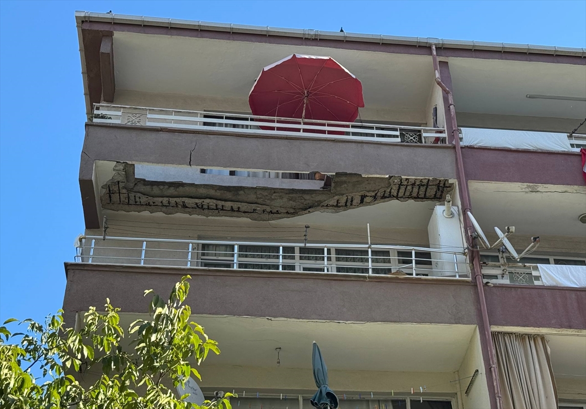 Güngören'de bir balkonun çöktüğü bina tahliye edildi