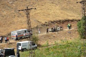 HAKKARİ (AA) – Hakkari'de şarampole devrilen pikaptaki 2 kişi hayatını